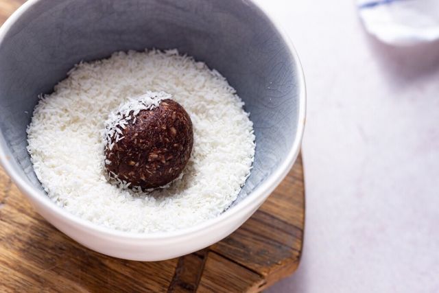 ENERGY BALLS CON DATTERI E COCCO 🥥 
Trovare una nuova scusa per mangiare datteri. Fatto ✔️
Basta un mixer e il più è fatto, questi tartufini sono peggio delle ciliegie, uno tira l’altro!
Trovi la ricetta nel link nella bio 👉🏻 @baketherapy
*
*
#VSCOFood #FoodPhotographer #VSCOItaly #RealFood #InFoodWeTrust #LifeAndThyme #f52grams #FeedFeed #FoodBlog #FoodBloggerItaliani #TastingTable #huffPostTaste #Ricette #FoodToGraphySchool #EatCaptureShare #FoodStyling #ShareYourTable #EatSeasonal #Food52 #healtysnack #dates #energyballs